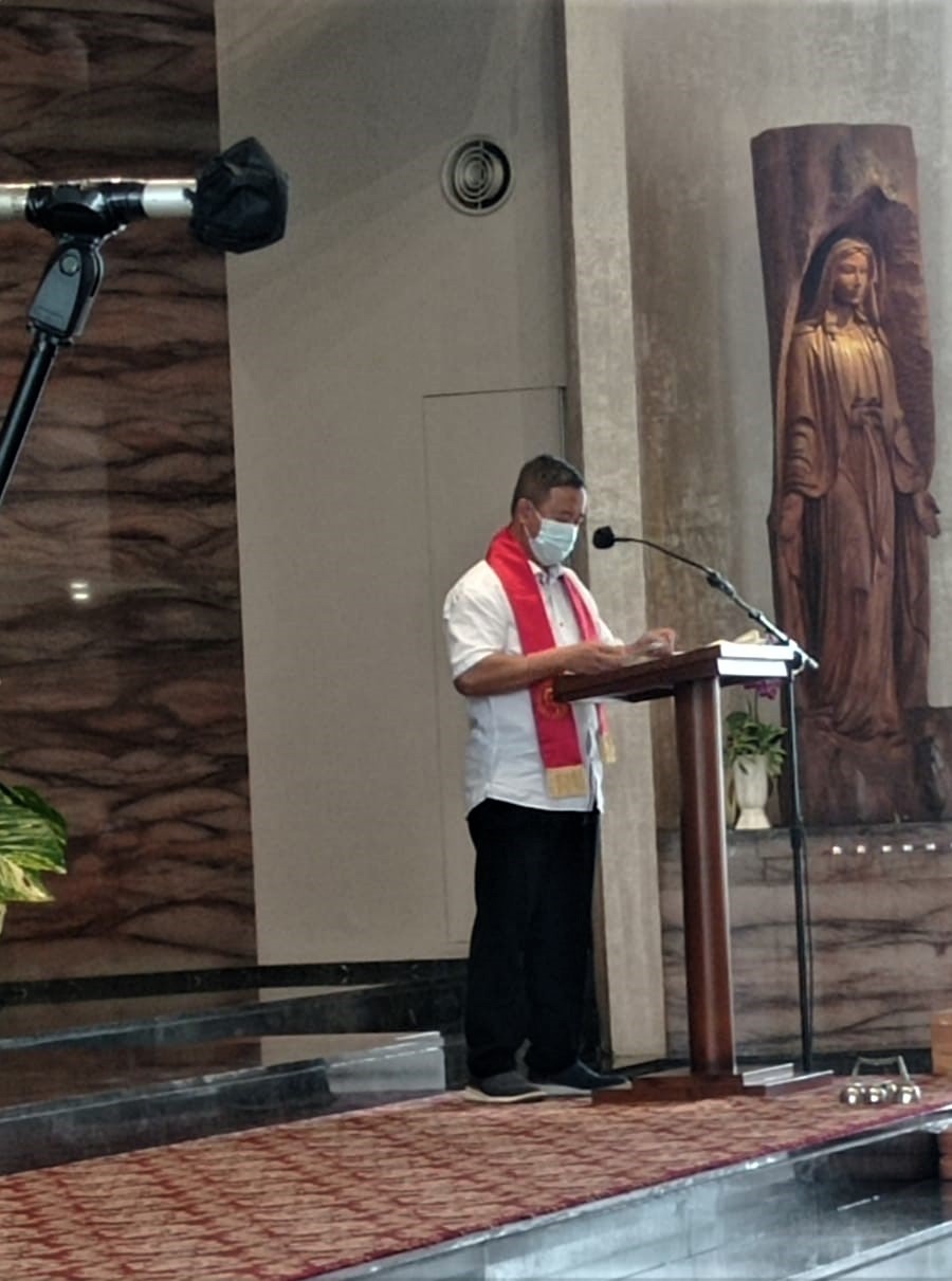 Pak Johan di gereja Kristus Raja (2)PAKAI